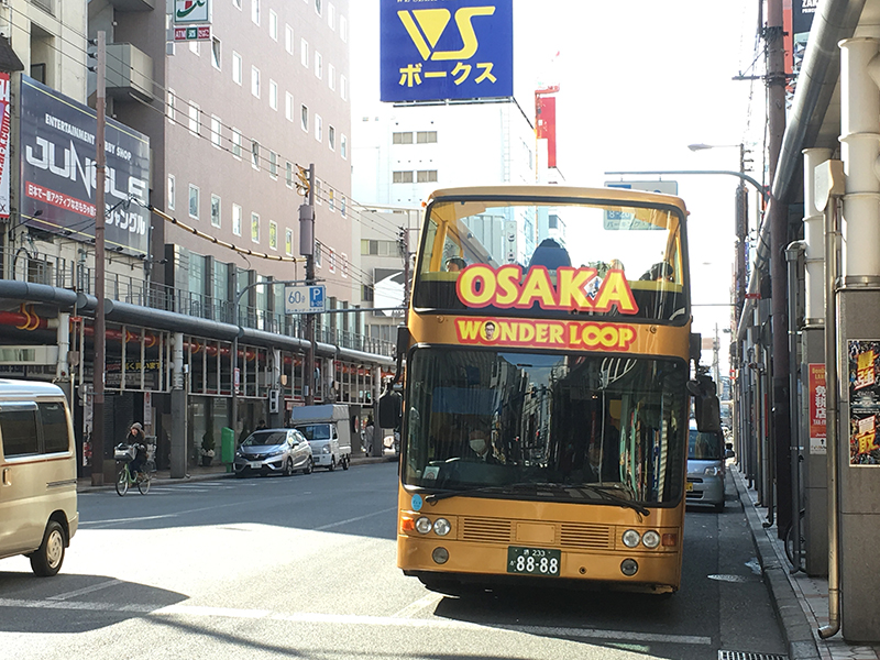 大阪らしく派手派手？　日本橋にも立ち寄る観光客向けバス運行開始