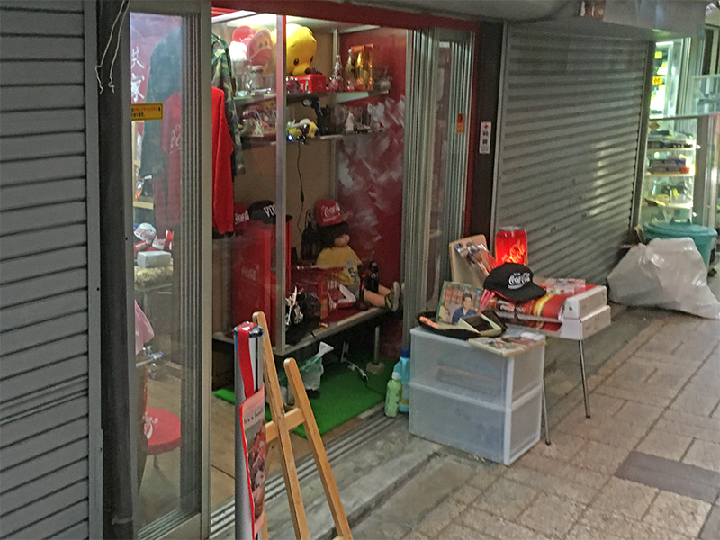 日本橋商店会内にコカコーラ雑貨の「コウガコーラ」がオープン